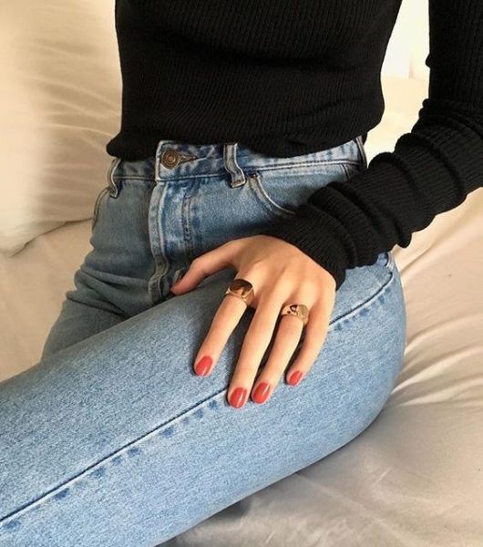 0626c6d07a48218d5991751a43522865 - Achieving a Fashionable Fall Look with Neutral Nails and Jewelry Combinations